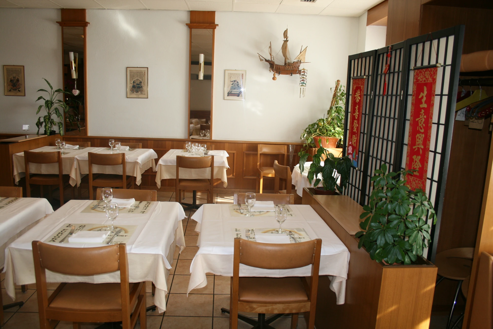Salle du restaurant Le Fukuoka avec tables dressées et décor japonais