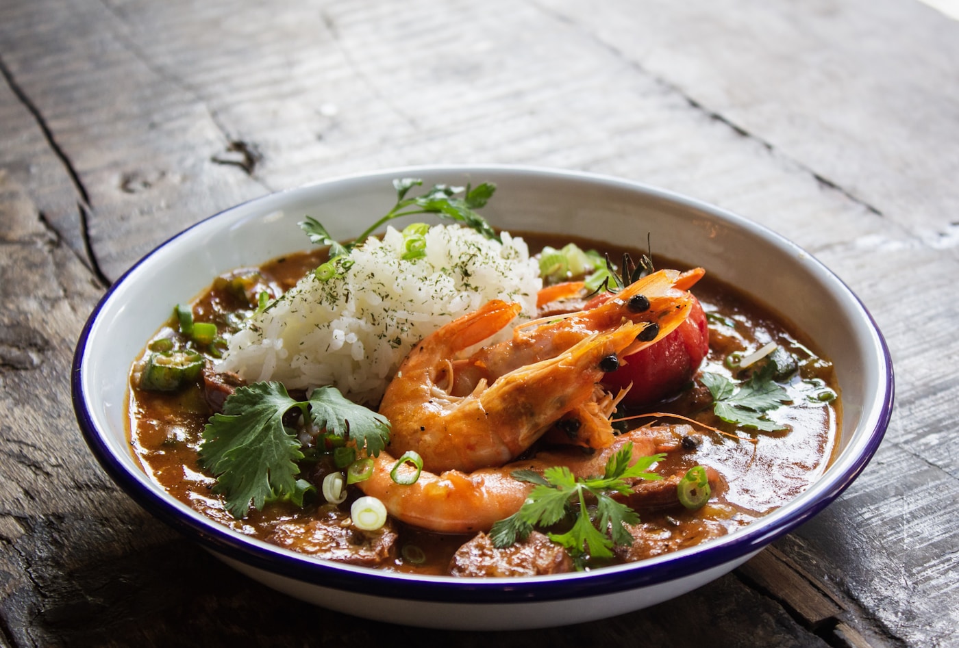 Soupe asiatique chaude avec nouilles et garnitures
