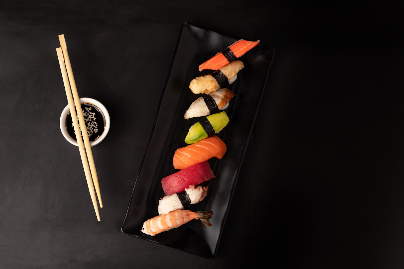 Sashimi japonais servi avec soin